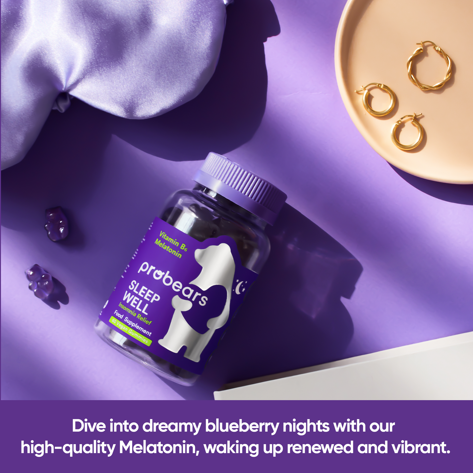 Stimmungsvolles Bild von Probears Sleep Well Melatonin Gummibärchen neben Schmuck auf einem Nachttisch, unterstreicht die beruhigende Wirkung für erholsamen Schlaf