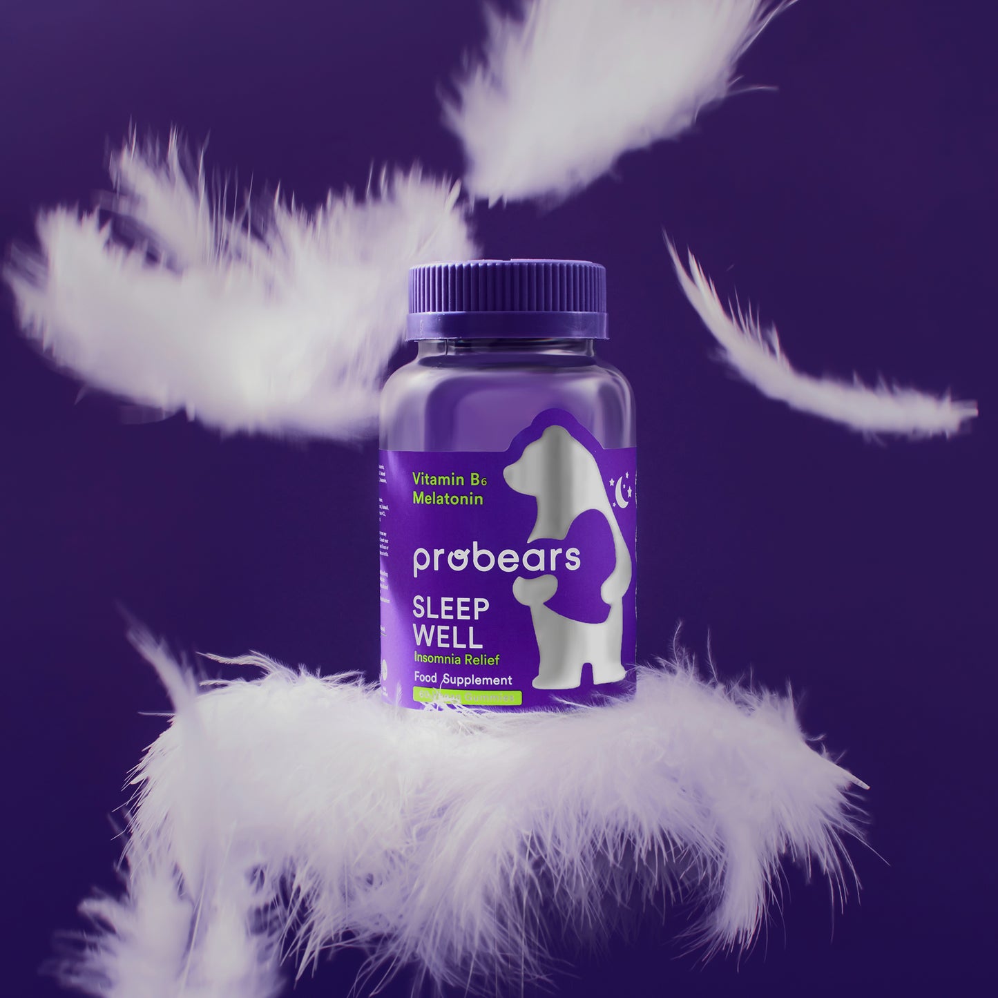 Dunkelblaues Fläschchen von Probears Sleep Well Gummibärchen auf flauschigem Untergrund, betont ruhigen Schlaf durch Melatonin, Vitamin B6 und Magnesium.