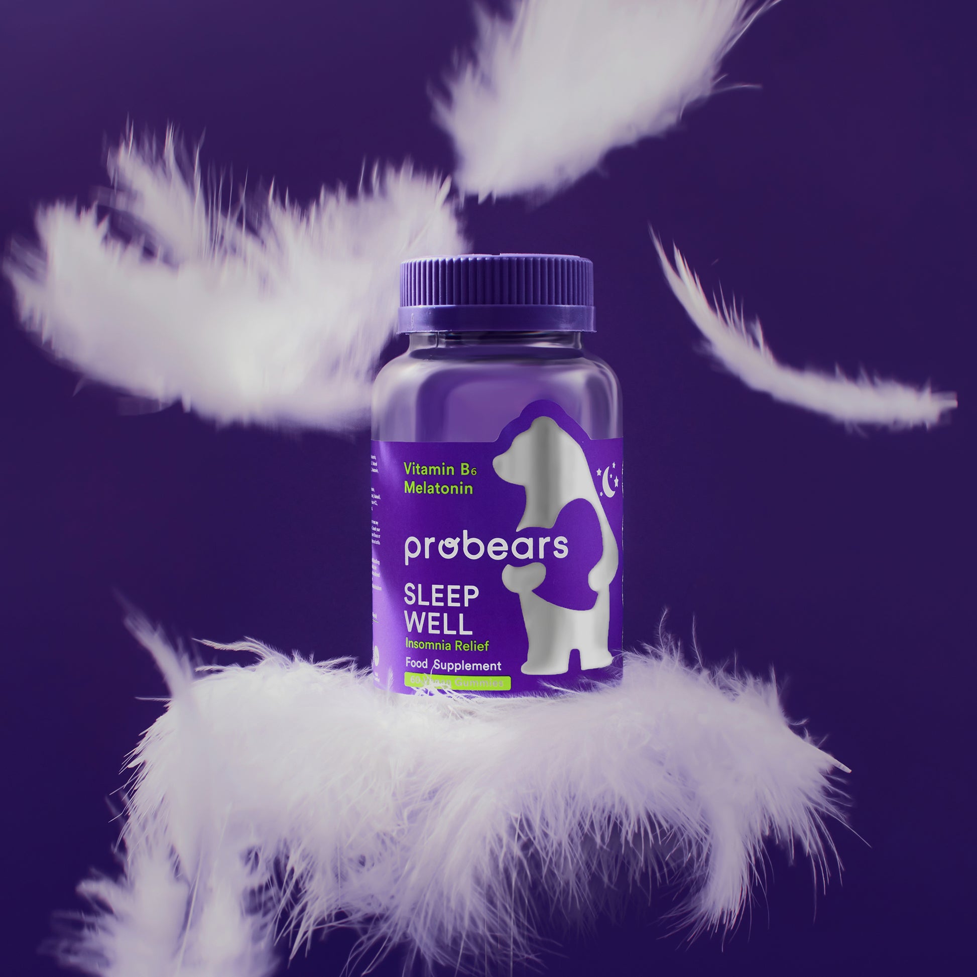 Dunkelblaues Fläschchen von Probears Sleep Well Gummibärchen auf flauschigem Untergrund, betont ruhigen Schlaf durch Melatonin, Vitamin B6 und Magnesium.