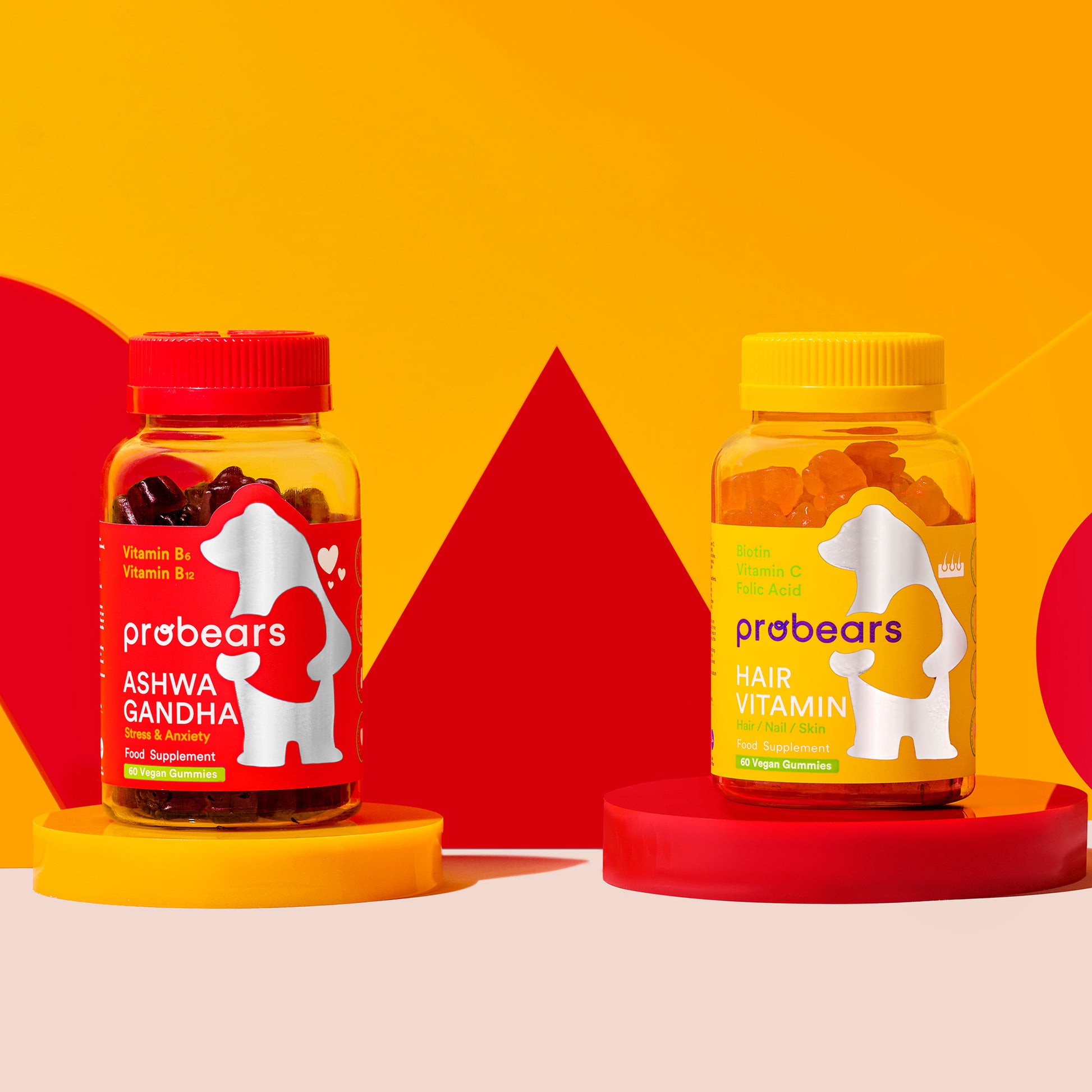 Zwei Flaschen von Probears Ashwagandha KSM-66 Gummibärchen, Vitamin B6 und B12 enthaltend, zur Stressreduzierung und Förderung der Entspannung, in einer roten und gelben Präsentation.