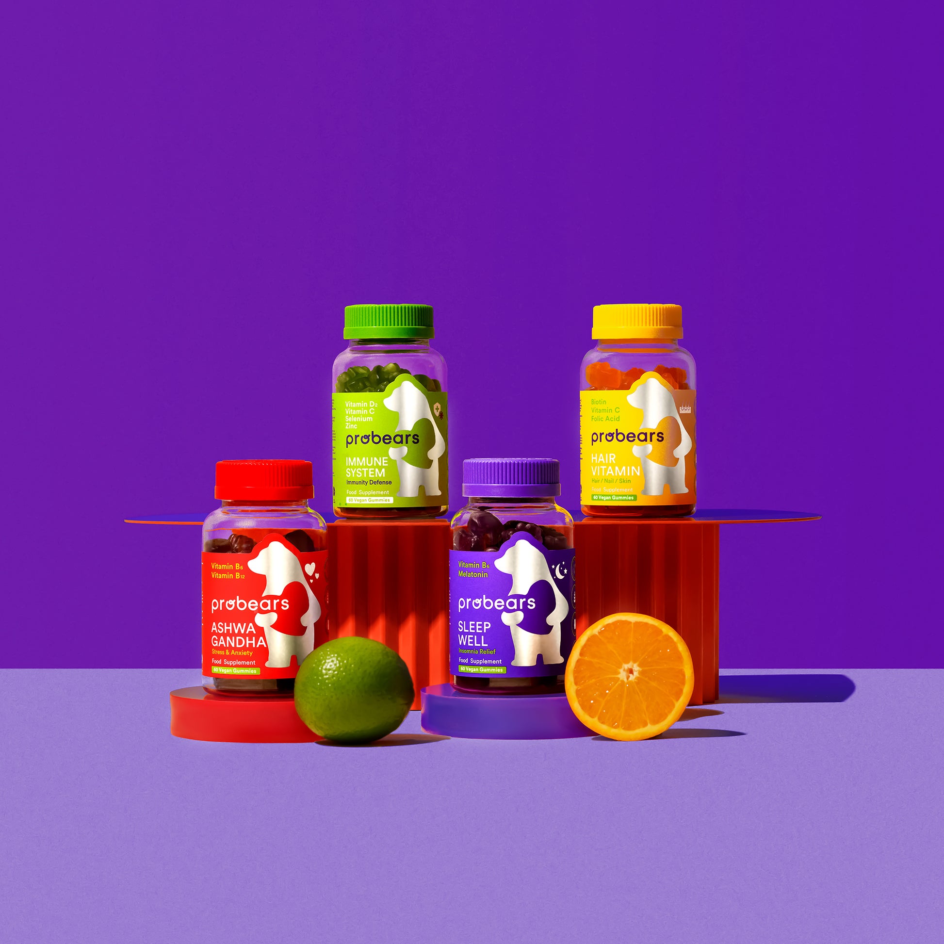 Buntes Arrangement von Probears Vitamin-Gummibärchen auf lila Hintergrund, hervorgehoben für Gesundheit und Wellness.