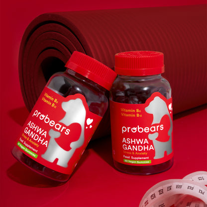 Probears Ashwagandha KSM-66 Gummibärchen neben Fitness-Ausrüstung, betont natürliche Stressbewältigung und Wellness.